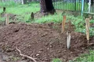 Küçük bebek korona virüsten ölen annesine mezarda kavuştu