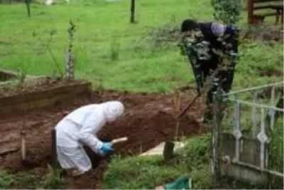 Küçük bebek korona virüsten ölen annesine mezarda kavuştu