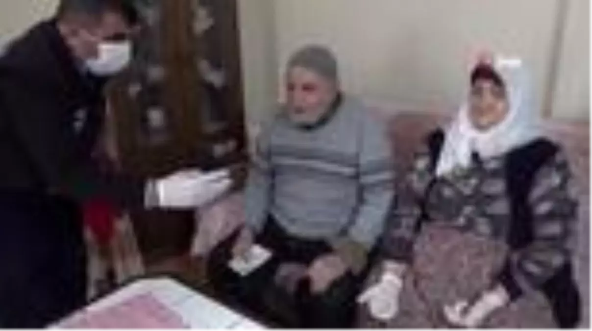 Malatyalı yaşlı çiftten duygulandıran bağış