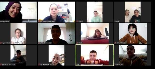 Melike öğretmen masayı okul tahtası yapıp internet üzerinden ders anlattı