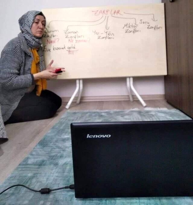 Melike öğretmen masayı okul tahtası yapıp internet üzerinden ders anlattı