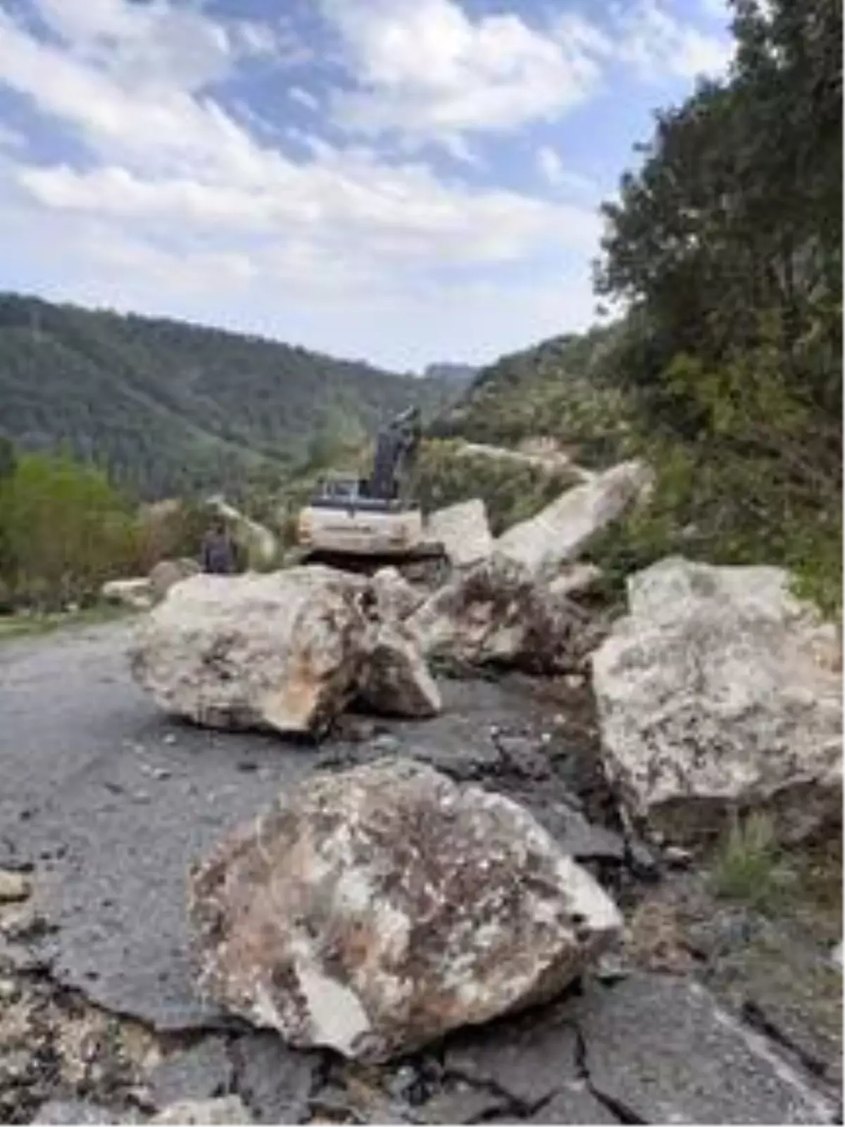 Mersin'de heyelan nedeniyle yol ulaşıma kapandı