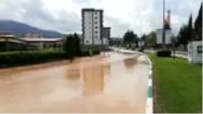 Osmaniye’de şiddetli yağış sele dönüştü