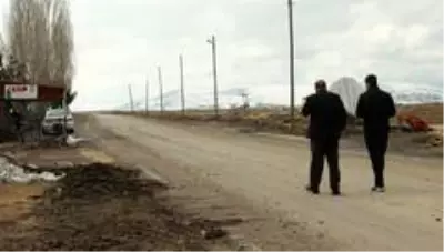 Şehit oğlunun mezarını ziyaret etmek için her gün 30 kilometre yol gidiyor