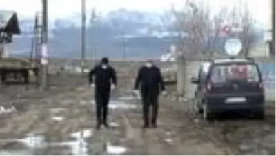 Şehit oğlunun mezarını ziyaret etmek için her gün 30 kilometre yol gidiyor