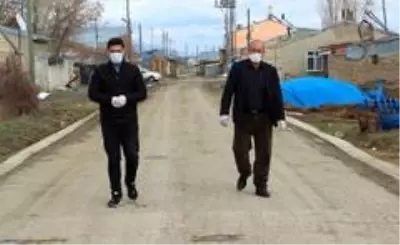 Şehit oğlunun mezarını ziyaret etmek için her gün 30 kilometre yol gidiyor