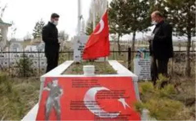 Şehit oğlunun mezarını ziyaret etmek için her gün 30 kilometre yol gidiyor