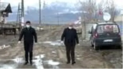 Şehit oğlunun mezarını ziyaret etmek için her gün 30 kilometre yol gidiyor