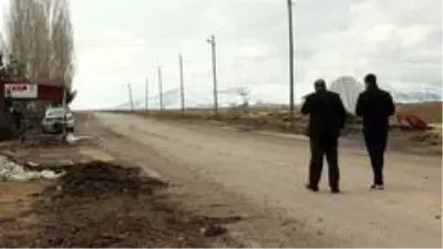 Şehit oğlunun mezarını ziyaret etmek için her gün 30 kilometre yol gidiyor