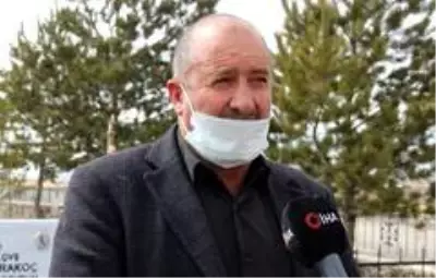 Şehit oğlunun mezarını ziyaret etmek için her gün 30 kilometre yol gidiyor