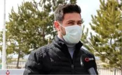 Şehit oğlunun mezarını ziyaret etmek için her gün 30 kilometre yol gidiyor