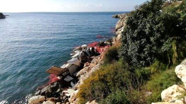 Silifke'de domates yüklü TIR denize uçtu: 1 ölü