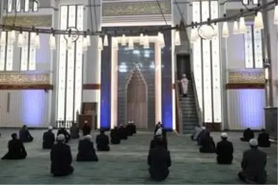Son Dakika: Diyanet: Her hafta bir camide temsilen cuma namazı kılınacak Son Dakika: Diyanet: Her hafta bir camide temsilen cuma namazı kılınacak