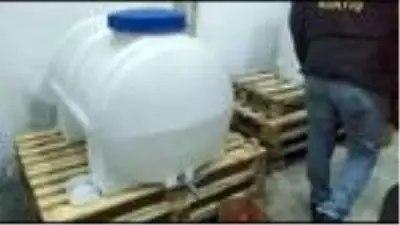 Sultanbeyli'de sahte içki üretenlere operasyon kamerada Sultanbeyli'de sahte içki üretenlere operasyon kamerada