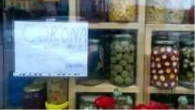 Satışları yüzde 100 artan turşucu, dükkanının camına ’Koronavirüs aşısı bulunur’ yazısı astı