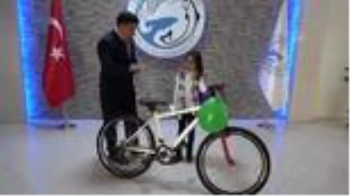 60 lirasını 'Biz Bize Yeteriz Türkiyem' kampanyasına bağışlayan küçük Esin'e bisiklet hediye edildi