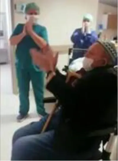 84 yaşında koronavirüsü yenen İzmirli amca, alkışlarla taburcu edildi 84 yaşında koronavirüsü yenen İzmirli amca, alkışlarla taburcu edildi