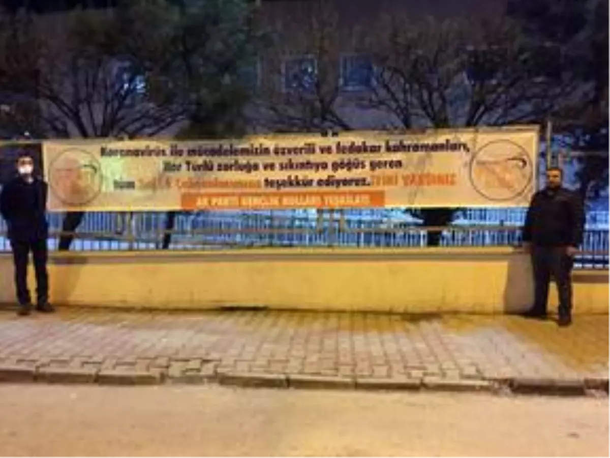 AK Parti Batman Gençlik Kollarından sağlık çalışanlarına pankartlı destek