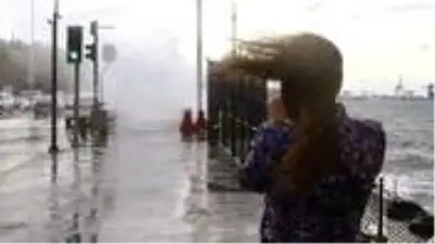 AKOM, 3 gün sürecek fırtına ve yağışa karşı İstanbulluları uyardı AKOM, 3 gün sürecek fırtına ve yağışa karşı İstanbulluları uyardı