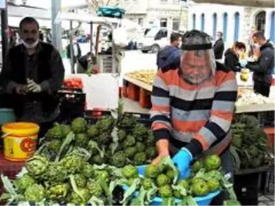 Alaçatı pazarında kurallara uyuldu