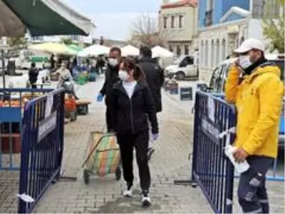 Alaçatı pazarında kurallara uyuldu