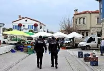 Alaçatı pazarında kurallara uyuldu