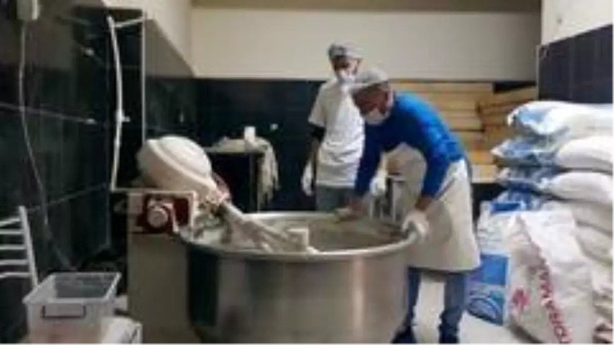 Develili esnaftan örnek davranış; her gün 100 aileye 2 ekmek yardımı yapıyorlar