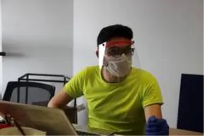 Evde başladıkları siperli maske üretimini üniversite bünyesinde sürdürüyorlar Evde başladıkları siperli maske üretimini üniversite bünyesinde sürdürüyorlar