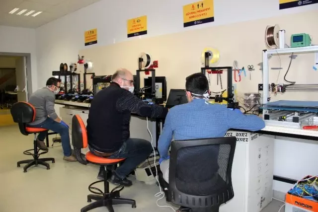 Evde başladıkları siperli maske üretimini üniversite bünyesinde