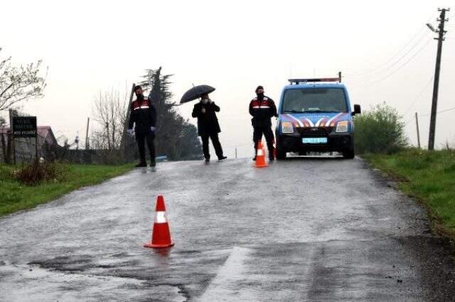 Geçişleri engellemek için jandarma yolu kayalarla kapattı