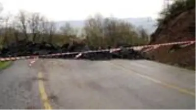 Jandarma Duzce Ile Sakarya Arasindaki Gecisleri Engellemek Icin Yolu Kayalarla Kapatti Haberler Com Guncel