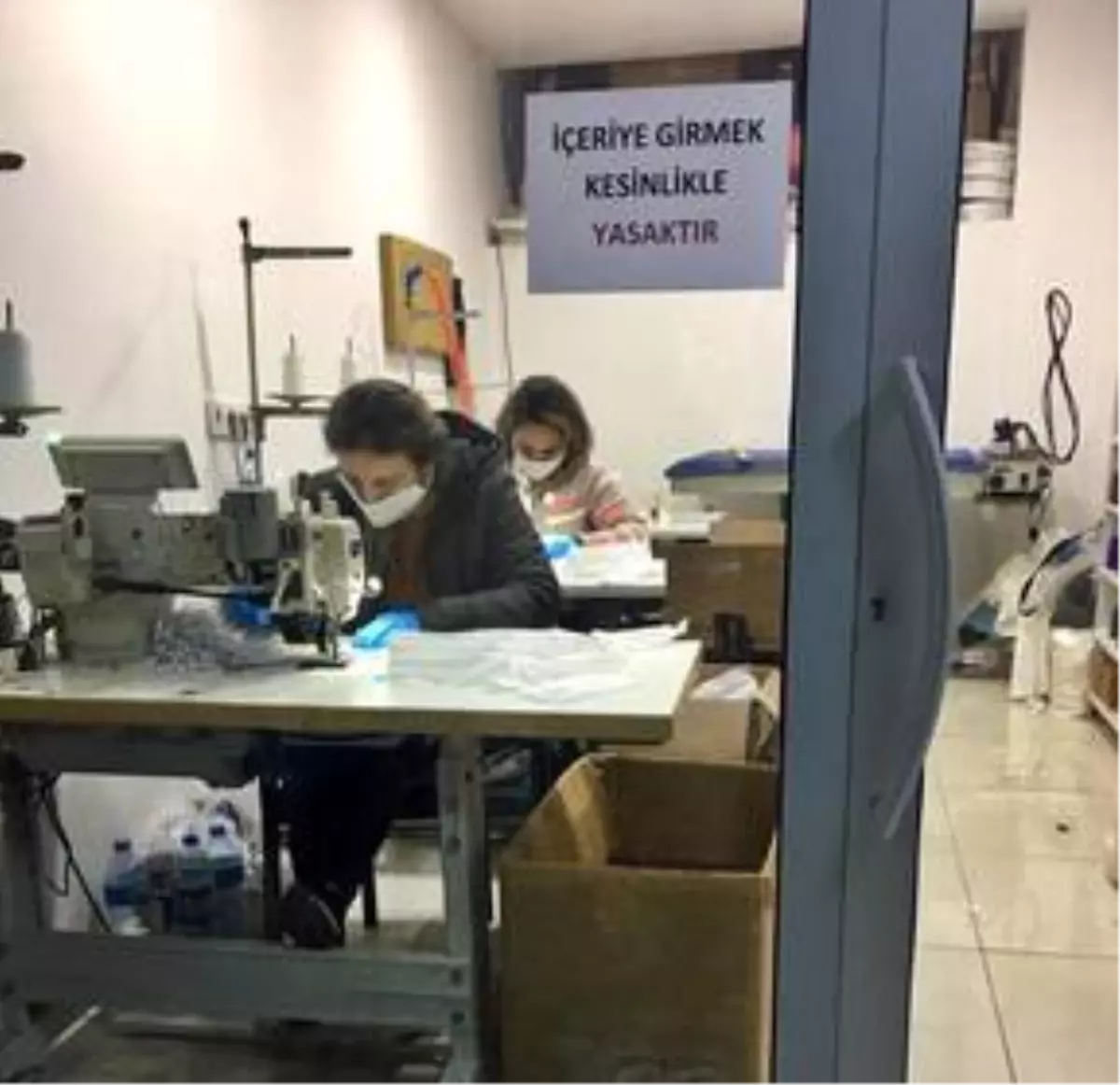 Gelibolu'da esnaf ürettiği maskeleri 1,5 liradan satışa sundu