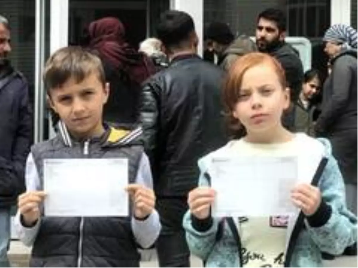 İkiz kardeşler, tablet almak için topladıkları paraları 'Biz Bize Yeteriz' kampanyasına bağışladı