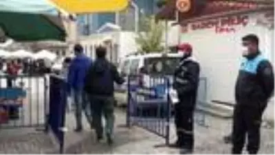 İZMİR Çeşme'nin sosyete pazarında önlemlere uyuldu