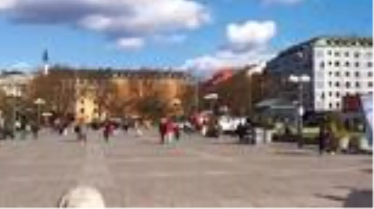 Karantina uygulanmayan İsveç'te halk güneşli havanın keyfini çıkardı - STOCKHOLM
