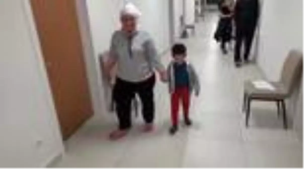 Karantinada tutulan 4 yaşındaki Mehmet'e doğum günü sürprizi