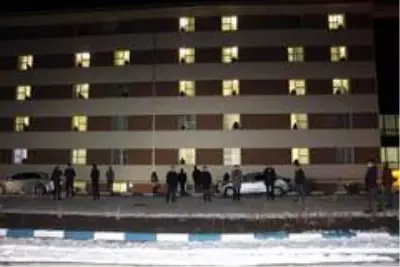 Korona virüs nedeniyle yurtlarda kalan cezaevi personeline alkışlı destek Korona virüs nedeniyle yurtlarda kalan cezaevi personeline alkışlı destek