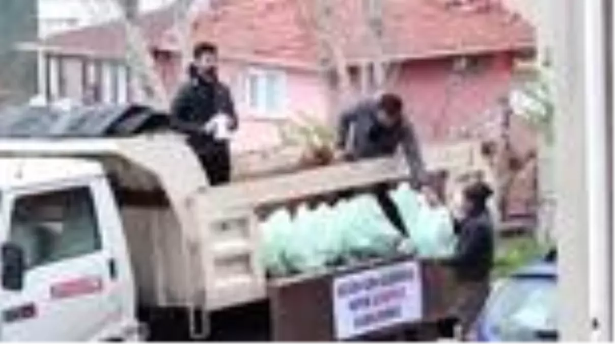 Korona virüsünden etkilenen yaşlılar için kamyonla erzak dağıttılar