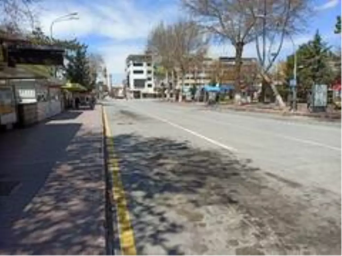 Malatya'da ana caddeler boş kaldı