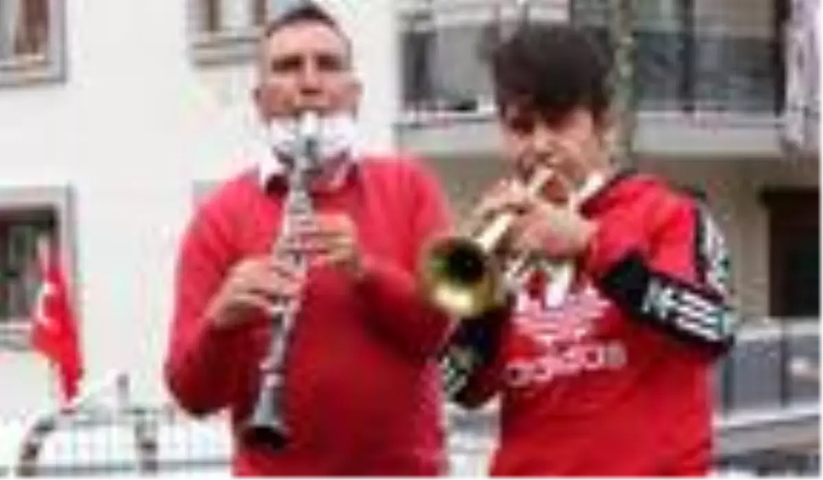 Moral orkestrası vatandaşı eğlendirdi