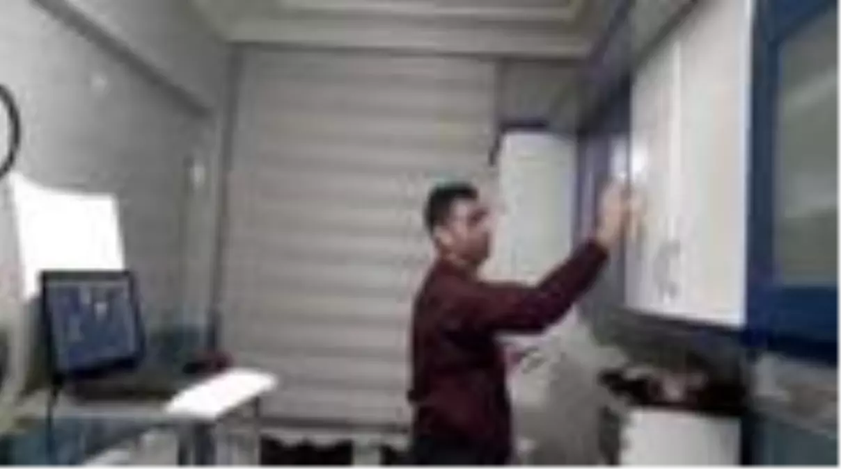 Mutfak dolabını yazı tahtası yaparak öğrencilerine ders anlattı