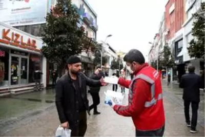 Sakarya Büyükşehir Belediyesi vatandaşa ücretsiz maske dağıtıyor