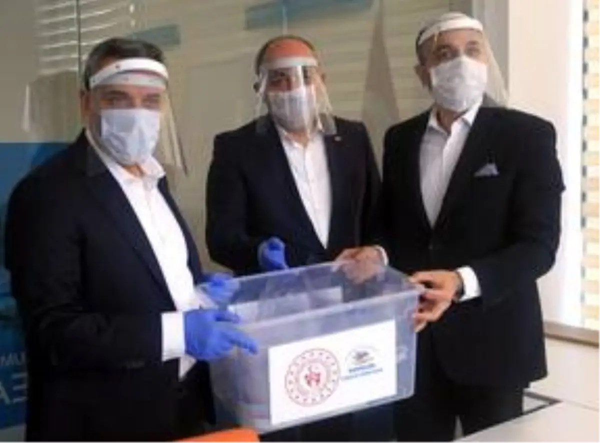 Samsun'da gönüllü gençler sağlık çalışanları için siper maske üretti