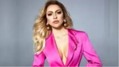 Şarkıcı Hadise'nin spor kıyafetleriyle verdiği pozlara beğeni yağdı Şarkıcı Hadise'nin spor kıyafetleriyle verdiği pozlara beğeni yağdı
