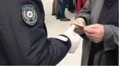 Sokağa çıkma yasağına uymayan 20 yaşından küçük iki vatandaşa para cezası uygulandı Sokağa çıkma yasağına uymayan 20 yaşından küçük iki vatandaşa para cezası uygulandı