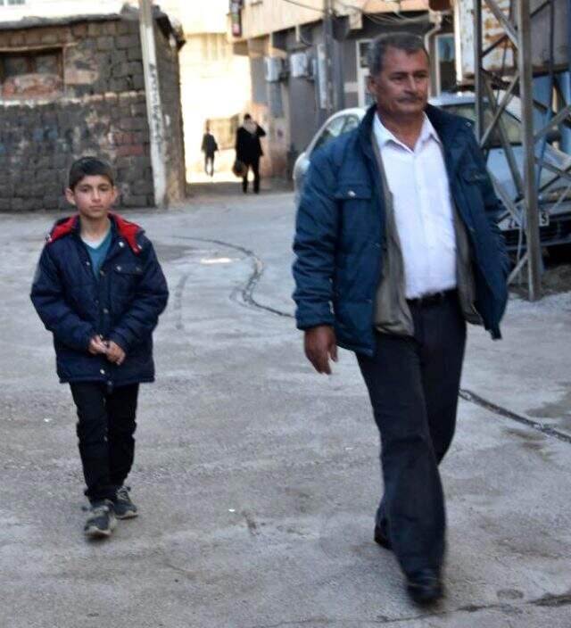 Tartıcılık yapıp para kazanmak için sokağa çıkan 11 yaşındaki Yasin'e yardım eli uzandı Tartıcılık yapıp para kazanmak için sokağa çıkan 11 yaşındaki Yasin'e yardım eli uzandı