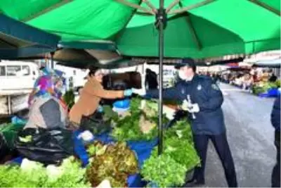 Trabzon'da pazar yerinde bedava maske dağıtıldı Trabzon'da pazar yerinde bedava maske dağıtıldı