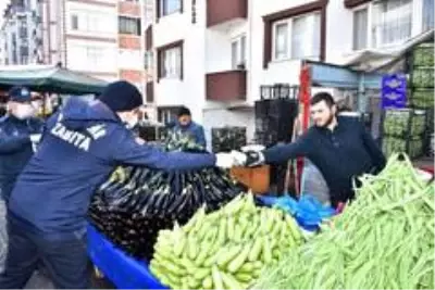 Trabzon'da pazar yerinde bedava maske dağıtıldı Trabzon'da pazar yerinde bedava maske dağıtıldı