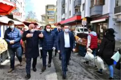 Trabzon'da pazar yerinde bedava maske dağıtıldı Trabzon'da pazar yerinde bedava maske dağıtıldı