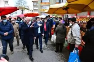 Trabzon'da pazar yerinde bedava maske dağıtıldı Trabzon'da pazar yerinde bedava maske dağıtıldı